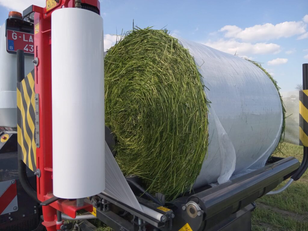 Gras wordt geperst in balen