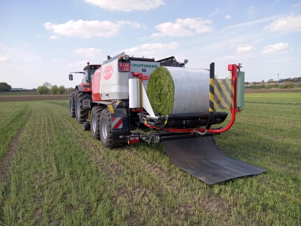 Gras wordt geperst in balen