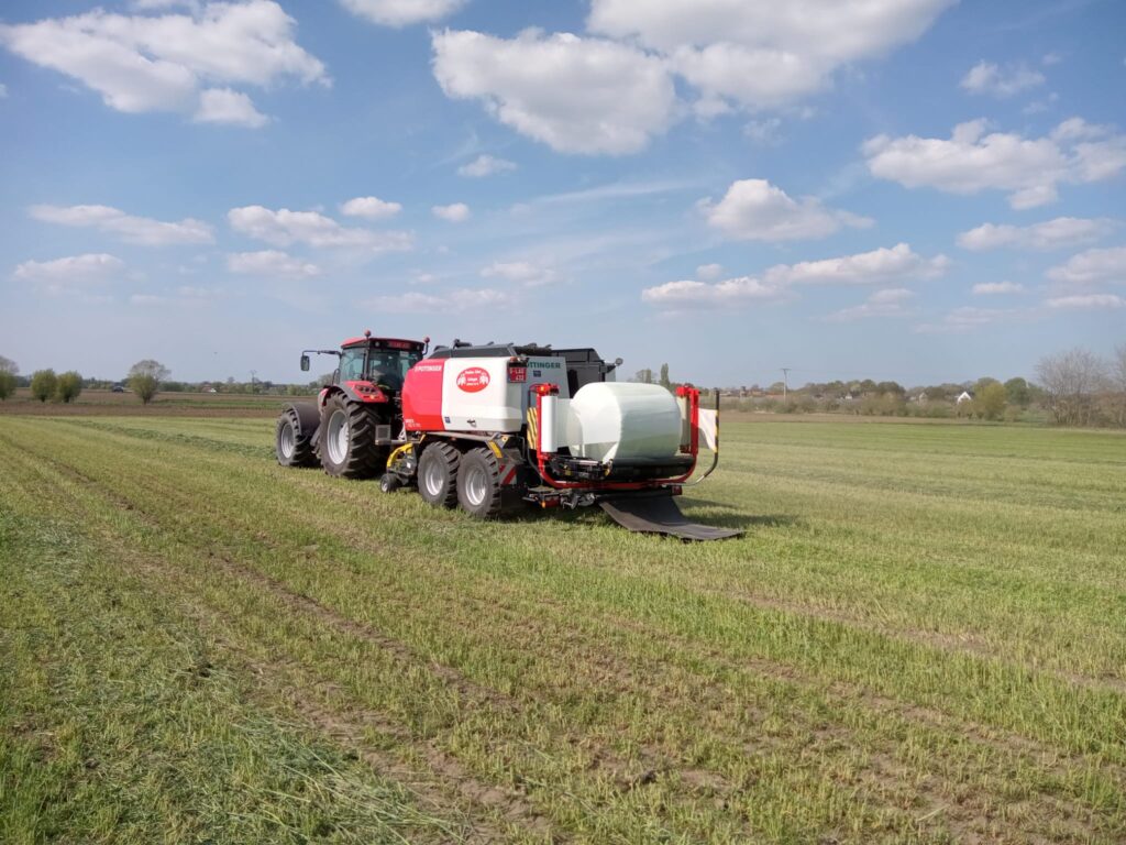 Gras wordt geperst in balen