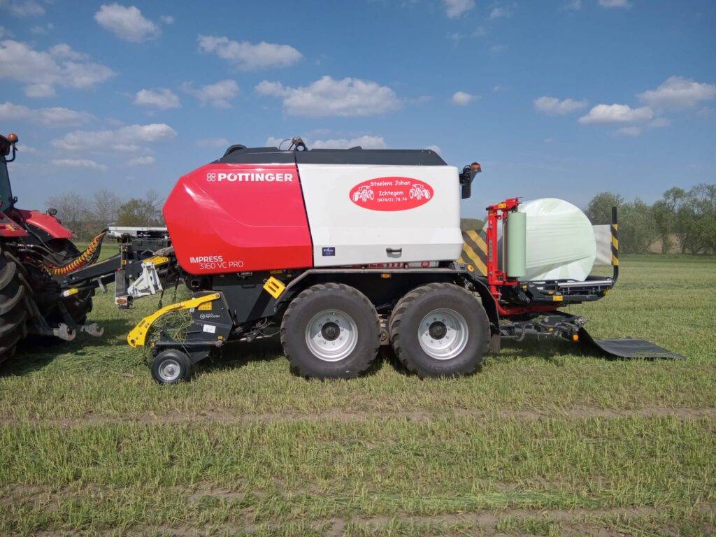 Gras wordt geperst in balen